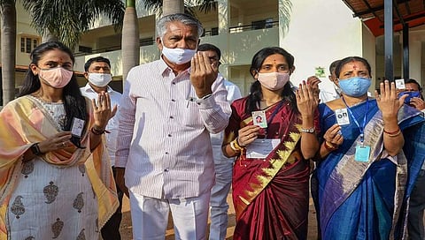 ಆರ್ ಆರ್ ನಗರ ಕಾಂಗ್ರೆಸ್ ಅಭ್ಯರ್ಥಿ ಹೆಚ್ ಕುಸುಮಾ ಮತ್ತು ಅವರ ಕುಟುಂಬಸ್ಥರಿಂದ ಮತದಾನ