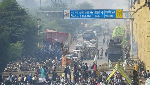 ದೆಹಲಿ-ಉತ್ತರ ಪ್ರದೇಶ ಗಡಿಯಲ್ಲಿ ಪ್ರತಿಭಟನಾಕಾರರು
