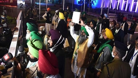 ಕೇಂದ್ರ ಕೃಷಿ ಸಚಿವ ನರೇಂದ್ರ ಸಿಂಗ್ ತೊಮರ್ ಅವರೊಂದಿಗೆ ಸಭೆ ನಡೆಸಿ ಹೊರಬಂದ ರೈತ ಮುಖಂಡರು