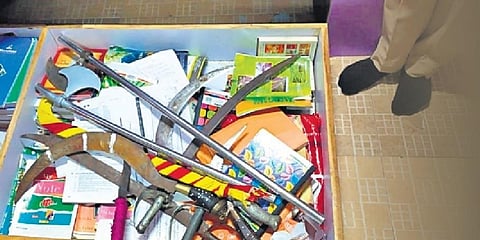 ರಾಜು ತಳವಾರ ಮನೆಯಲ್ಲಿ ಸಿಕ್ಕ ಮಾರಾಕಾಸ್ತ್ರಗಳು