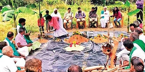 ಕೃಷಿ ಬಗ್ಗೆ ಚರ್ಚಿಸುತ್ತಿರುವ ಗ್ರಾಮಸ್ಥರು