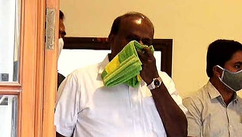 ದುಃಖಿಸುತ್ತಾ ಮನೆಯಿಂದ ಹೊರಬಂದ ಹೆಚ್ ಡಿ ಕುಮಾರಸ್ವಾಮಿ