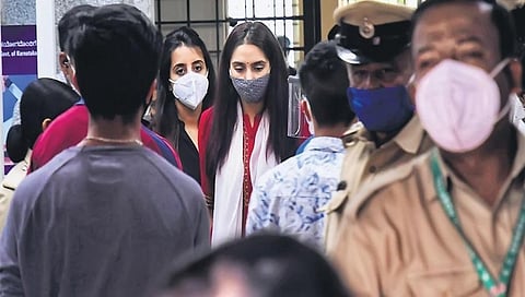 ವಿಚಾರಣೆ ಮುಗಿಸಿ ಹೊರಬರುತ್ತಿರುವ ಸಂಜನಾ ಗಲ್ರಾಣಿ ಮತ್ತು ರಾಗಿಣಿ ದ್ವಿವೇದಿ