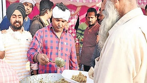 ನಿನ್ನೆ ದೆಹಲಿಯಲ್ಲಿ ಪ್ರತಿಭಟನಾ ನಿರತ ರೈತರಿಗೆ ಆಹಾರ ನೀಡುತ್ತಿರುವ ಬಿ ವಿ ಶ್ರೀನಿವಾಸ್