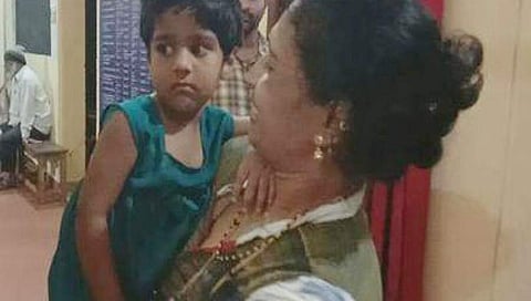 ಶಿವಮೊಗ್ಗ: ಚಲಿಸುತ್ತಿದ್ದ ವಾಹನದಿಂದ ಬಿದ್ದ ಮಗುವನ್ನು ಮತ್ತೆ ಪೋಷಕರ ಮಡಿಲು ಸೇರಿಸಿದ ಪೋಲೀಸರು