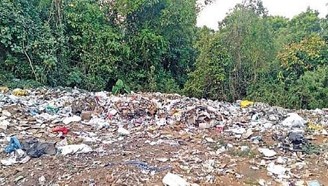 ಎಲ್ಲೆಂದರಲ್ಲಿ ಬಿದ್ದಿರುವ ತ್ಯಾಜ್ಯ