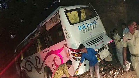 ಉಡುಪಿ: ಬಂಡೆಗೆ ಢಿಕ್ಕಿಯಾದ ಟೂರಿಸ್ಟ್ ಬಸ್, ಏಳು ಮಂದಿ ದಾರಣ ಸಾವು