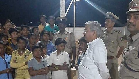 ವಸತಿ ನಿಲಯಕ್ಕೆ ಡಿಸಿಎಂ ಕಾರಜೋಳ ದಿಢೀರ್ ಭೇಟಿ, ಕಳಪೆ ಗುಟಮಟ್ಟದ ಊಟ ನೀಡಿದ ವಾರ್ಡನ್ ಗೆ ತರಾಟೆ