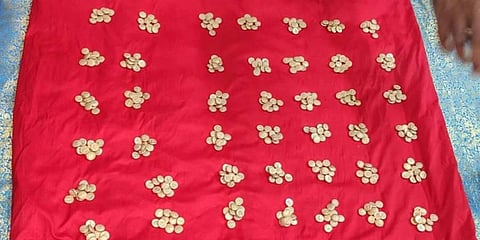 ದೇಗುಲದಲ್ಲಿ ಪತ್ತೆಯಾದ ಚಿನ್ನದ ನಾಣ್ಯಗಳು