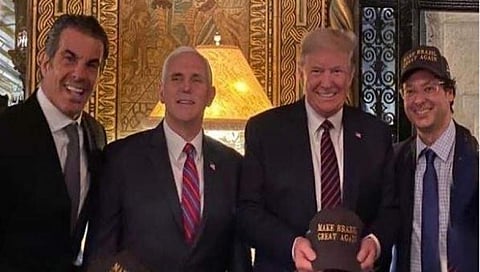 ಅಮೆರಿಕ ಅಧ್ಯಕ್ಷ ಡೊನಾಲ್ಡ್ ಟ್ರಂಪ್ ಅವರೊಂದಿಗೆ ಬ್ರೆಜಿಲ್ ಮಾಧ್ಯಮ ವಕ್ತಾರ(ಟೊಪ್ಪಿ ಹಾಕಿಕೊಂಡಿರುವ ವ್ಯಕ್ತಿ)