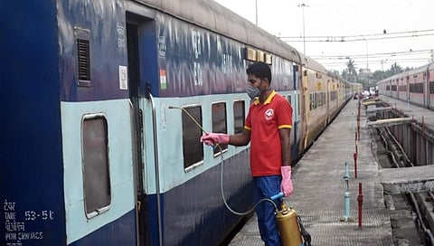 ರೈಲು ಬೋಗಿ ಶುಚಿಗೊಳಿಸುತ್ತಿರುವ ಕಾರ್ಮಿಕ
