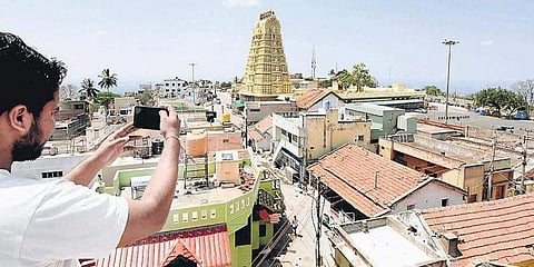ಜನತಾ ಕರ್ಫ್ಯೂಗೆ ಅಭೂತಪೂರ್ವ ಬೆಂಬಲ: ಬಿಕೋ ಎನ್ನುತ್ತಿದ್ದ ರಸ್ತೆಗಳು, ಸ್ಮಾರಕಗಳ ಮುಂದೆ ಸೆಲ್ಪೀ ತೆಗೆದುಕೊಂಡ ಜನತೆ
