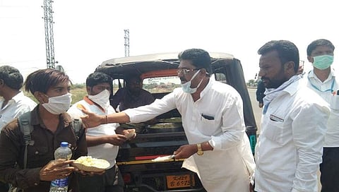 ಕೂಲಿ ಕಾರ್ಮಿಕರಿಗೆ ನೆರವು ನೀಡುತ್ತಿರುವ ಸಾಮಾಜಿಕ ಕಾರ್ಯಕರ್ತರು