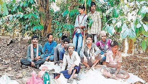 ಕೊಡಗಿನ ಗ್ರಾಮವೊಂದರಲ್ಲಿ ಸೋಲಿಗ ಬುಡಕಟ್ಟು ಜನರು
