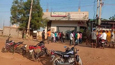ಗದಗ: ಎಣ್ಣೆ ಅಂಗಡಿ ತೆರೆಯಲಿದೆ ಎಂಬ ವದಂತಿ ನಂಬಿ ಏಪ್ರಿಲ್ ಫೂಲ್ ಆದ ಮದ್ಯವ್ಯಸನಿಗಳು!