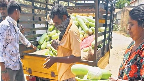ತರಕಾರಿ ಹಂಚುತ್ತಿರುವ ಶಿಕ್ಷಕ ರಂಗಸ್ವಾಮಿ