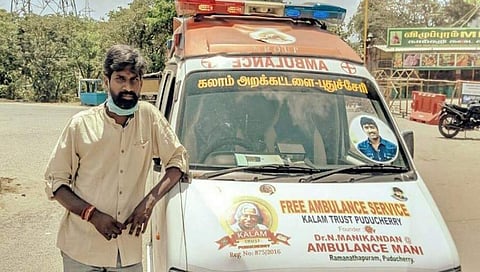 ಅಂಬ್ಯುಲೆನ್ಸ್ ಮುಂದೆ ನಿಂತಿರುವ ಮಣಿಕಂದನ್