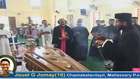 ಅಯ್ಯೋ ದುರ್ವಿಧಿಯೇ! ಫೇಸ್ ಬುಕ್ ನಲ್ಲಿ ಮುದ್ದು ಮಗನ ಅಂತ್ಯ ಸಂಸ್ಕಾರ ನೋಡಿ ಕಣ್ಣೀರಿಟ್ಟ ದಂಪತಿ
