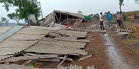 ಗಾಳಿಗೆ ಕುಸಿದ ಕೋಳಿ ಫಾರ್ಮ್ ಶೆಡ್