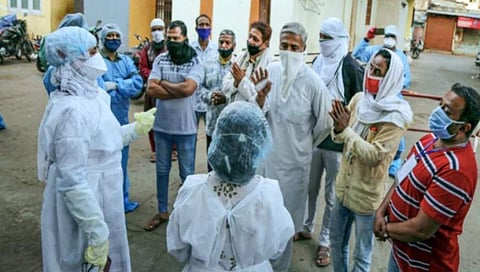 ತಾತ್ಪಟ್ಟಿ ಬಖಾಲ್ ಪ್ರದೇಶದ ನಿವಾಸಿಗಳು