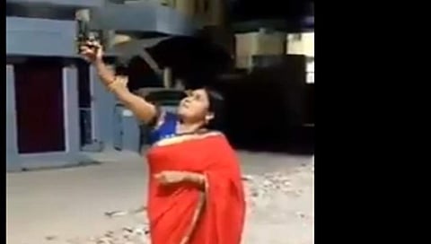 ಗುಂಡು ಹಾರಿಸುತ್ತಿರುವ ಮಂಜು ತಿವಾರಿ