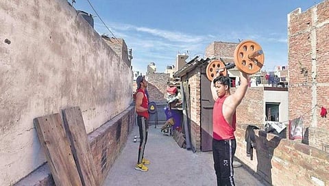 ಜಿಮ್ ನಲ್ಲಿ ಬೆವರು ಸುರಿಸುತ್ತಿರುವ ಯುವಕರು