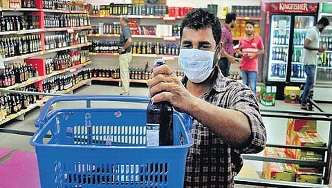 ಮದ್ಯ ಖರೀದಿಸುತ್ತಿರುವ ಗ್ರಾಹಕ