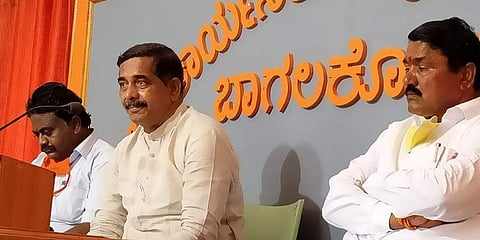 ಎಂಆರ್ಎನ್ ಪೌಂಡೇಶನ್ ನಿರ್ದೇಶಕರಲ್ಲೊಬ್ಬರಾದ ಮೇಲ್ಮನೆ ಸದಸ್ಯ ಎಚ್.ಆರ್. ನಿರಾಣಿ ಮಂಗಳವಾರ ಮಾಧ್ಯಮವನ್ನುದ್ದೇಶಿಸಿ ಮಾತನಾಡಿದ ಚಿತ್ರ.