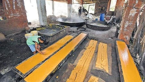 ಮಂಡ್ಯ ಜಿಲ್ಲೆಯ ಕಾರ್ಖಾನೆಯೊಂದರಲ್ಲಿ ಬೆಲ್ಲ ತಯಾರಿ