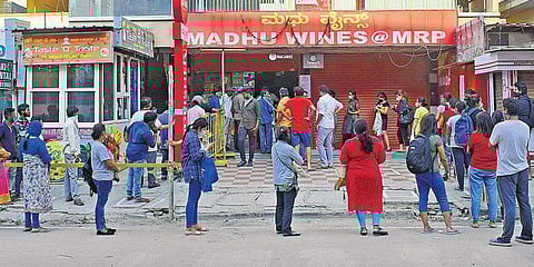 ಬೆಂಗಳೂರಿನ ಕಗ್ಗದಾಸಪುರದಲ್ಲಿ ಸೋಮವಾರ ವೈನ್ ಶಾಪ್ ಎದುರು ಕಂಡುಬಂದ ಗ್ರಾಹಕರು ಸಾಲು. ಚಿತ್ರ: ಬಿ.ಪಂಡರಿನಾಥ.