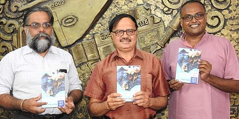 ಮಕ್ಕಳಿಗೆ ಬೇಕು ಹಣಕ್ಲಾಸು ಪುಸ್ತಕ ಬಿಡುಗಡೆ ಮಾಡಿದ ಸಮನ್ವಿತ ಪ್ರಕಾಶನದ ರಾಧಾಕೃಷ್ಣ, ವಿಜ್ಞಾನಿ ಸುಧೀಂದ್ರ ಹಾಲ್ದೊಡ್ಡೇರಿ, ಹಣಕ್ಲಾಸು ಅಂಕಣಕಾರ ರಂಗಸ್ವಾಮಿ ಮೂಕನಹಳ್ಳಿ