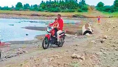 ಭೀಮಾ ನದಿ ಮೂಲಕ ಜನರ ಪ್ರಯಾಣ