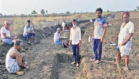 ಮನ್ರೇಗಾ ಯೋಜನೆಯಡಿ ಕೆಲಸ ಮಾಡುತ್ತಿರುವ ಕೆಲಸಗಾರರು