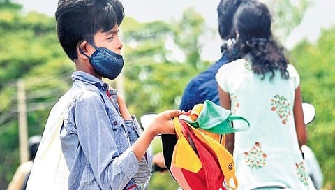 ಮೈಸೂರಿನ ರಸ್ತೆಯಲ್ಲಿ ಮಾಸ್ಕ್ ಮಾರುತ್ತಿರುವ ಬಾಲಕ