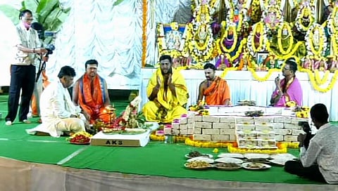 ಹೋಮದಲ್ಲಿ ಭಾಗಿಯಾದ ಕೆಪಿಸಿಸಿ ಅಧ್ಯಕ್ಷ ಡಿ ಕೆ ಶಿವಕುಮಾರ್