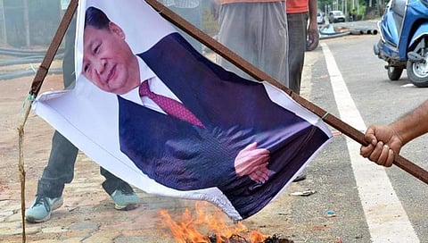 ಚೀನಾದ ಅದ್ಯಕ್ಷ ಕ್ಸಿ- ಜಿನ್ ಪಿಂಗ್ ಭಾವಚಿತ್ರ ಸುಡುತ್ತಿರುವ ಜನರ ಚಿತ್ರ