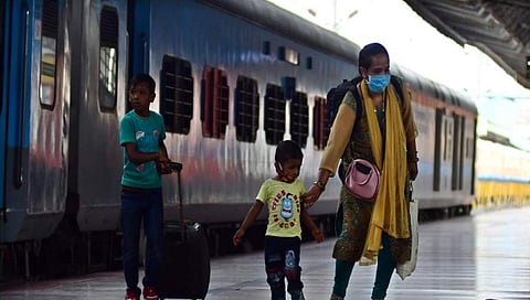ಇಬ್ಬರು ಮಕ್ಕಳೊಂದಿಗೆ ಅಲ್ಕಾ ಗಾಂಧಿ