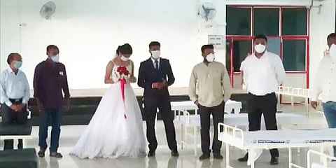 ಬೆಡ್ ವಿತರಣೆ ಮಾಡಿದ ನವ ವಿವಾಹಿತ ಜೋಡಿ