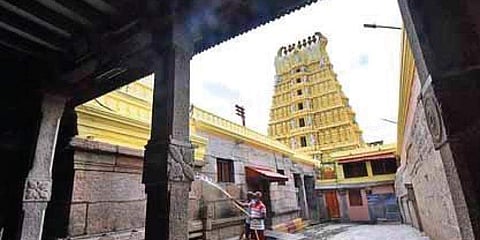 ಮೈಸೂರು ಚಾಮುಂಡೇಶ್ವರಿ ದೇವಾಲಯವನ್ನು ಸ್ವಚ್ಛಗೊಳಿಸುತ್ತಿರುವ ಸಿಬ್ಬಂದಿಗಳು