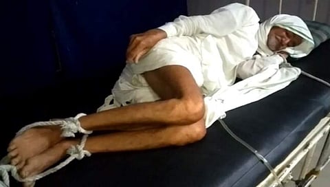 ಹಾಸಿಗೆಗೆ ಕಟ್ಟಿ ಹಾಕಿರುವ ವೃದ್ಧ