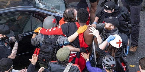 ಪ್ರತಿಭಟನಾ ಸ್ಥಳದಲ್ಲಿ ಗಾಯಗೊಂಡ ವ್ಯಕ್ತಿಯನ್ನು ರಕ್ಷಣೆ ಮಾಡುತ್ತಿರುವುದು