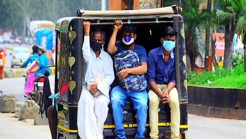ಬೆಂಗಳೂರಿನಿಂದ ಊರಿಗೆ ಹೋಗುತ್ತಿರುವ ಜನರು