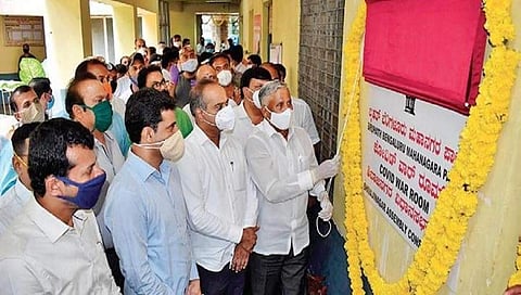 ಬೆಂಗಳೂರಿನ ಶಿವಾಜಿನಗರದಲ್ಲಿ ಕೋವಿಡ್-19 ವಾರ್ ರೂಂ ಉದ್ಘಾಟಿಸಿದ ವಸತಿ ಸಚಿವ ವಿ ಸೋಮಣ್ಣ ಮತ್ತು ಇತರರು