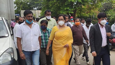 ಮಂಡ್ಯದಲ್ಲಿ ಕಾರ್ಯಕ್ರಮವೊಂದರಲ್ಲಿ ಸುಮಲತಾ ಅಂಬರೀಷ್(ಸಂಗ್ರಹ ಚಿತ್ರ)