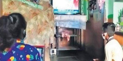 ಮಕ್ಕಳಿಗಾಗಿ ಟಿವಿ ಖರೀದಿಸಿದ ಮಹಿಳೆ