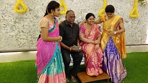 ಮೃತ ಪತ್ನಿಯ ಪುತ್ಥಳಿ ಸ್ಥಾಪಿಸಿದ ಉದ್ಯಮಿ