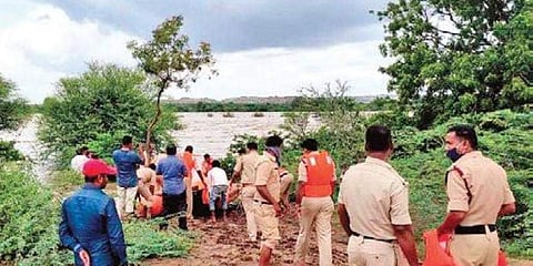 ರಾಯಚೂರು ತಾಲ್ಲೂಕಿನ ಕುರ್ವಾಕಲಾ ಗ್ರಾಮದ ಬಳಿ ನಾಪತ್ತೆಯಾದವರಿಗಾಗಿ ಹುಡುಕಾಟ ನಡೆಸುತ್ತಿರುವ ಎನ್ಡಿಆರ್ಎಫ್ ಸಿಬ್ಬಂದಿ
