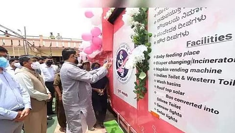 ಸ್ತ್ರೀ ಶೌಚಾಲಯ ಉದ್ಘಾಟಿಸಿದ ಸಚಿವ ಲಕ್ಷ್ಮಣ್ ಸವದಿ