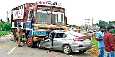 ಲಾರಿಗೆ ಕಾರು ಡಿಕ್ಕಿ