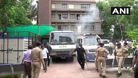 ಆಸ್ಪತ್ರೆಯ ಆವರಣದಲ್ಲಿ ಕಂಡು ಬಂದ ದೃಶ್ಯ